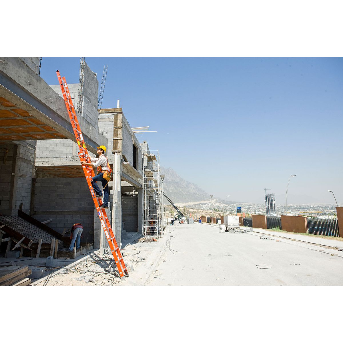 16ft Type IA Fiberglass D-Rung Extension Ladder D6216-2