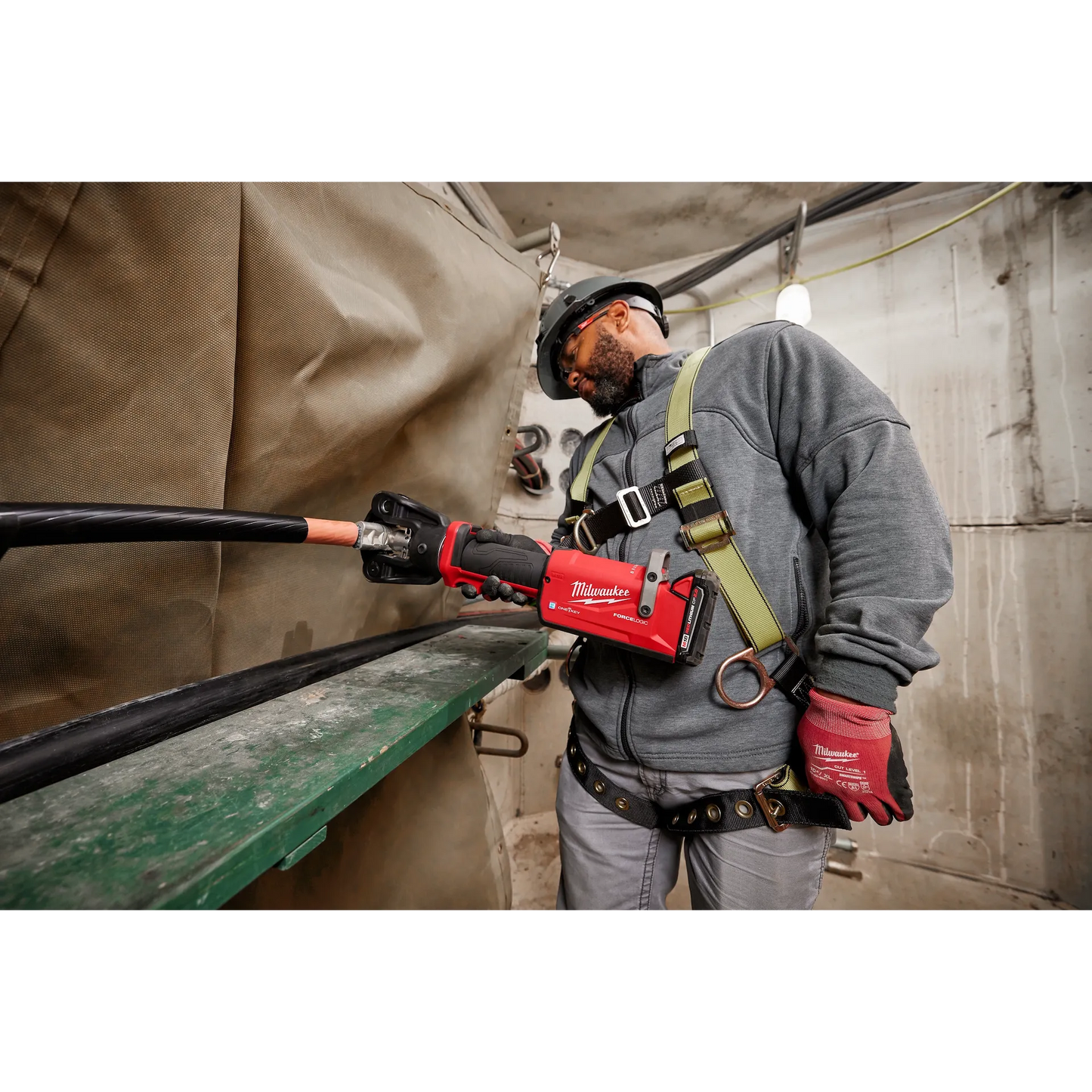 Milwaukee M18 FORCE LOGIC 11 Ton Dieless Utility Crimper 1000MCM ONE KEY 2876-20